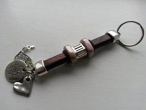 Stor brun nyckelring regaliz läder och berlocker