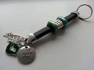 Stor svart grön nyckelring regaliz läder och berlocker