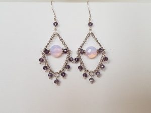 Dinglande örhängen med lila glaspärlor krokar i silver