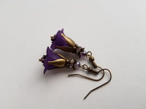 Dinglande lätta örhängen med lila blomma och brons