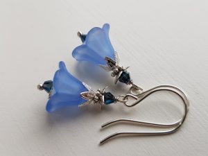 Dinglande små lätta örhängen blå blomma silver krokar