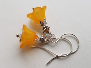 Dinglande små lätta örhängen orange blomma silver krokar