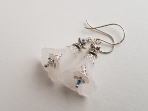 Dinglande lätta örhängen vitt blomma och Swarovski kristaller