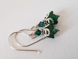 Små och lätta örhängen smaragdgröna blommor och silver