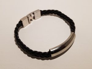 Brett handflätat svart läderarmband