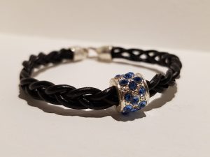 Brett handflätat svart läderarmband blå strasspärla