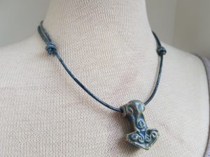 Blå Tors hammare Mjölner läderhalsband mörk turkos i vintage sti