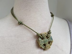 Grönt Keltiskt kors i stengodslera med grönt läderhalsband