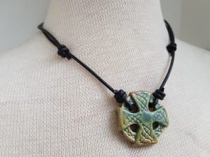 Grönt Keltiskt kors i stengodslera med svart läderhalsband