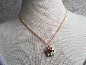 Halsband emaljerad elefant berlock med strass och kedja