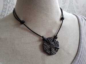 Keltiskt kors i stengods svart läderhalsband justerbart