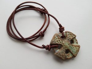 Keltiskt kors grön och brun läderhalsband justerbart