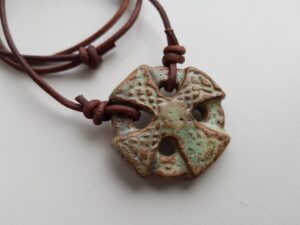 Keltiskt kors grön och brun läderhalsband justerbart