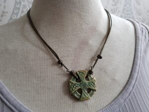 Grönt keltiskt kors med antikguld läderhalsband justerbart