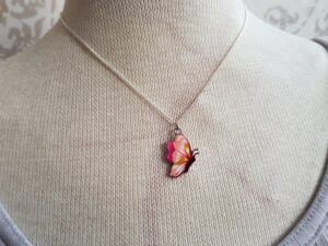 Fjäril i rosa hänge i kedja halsband