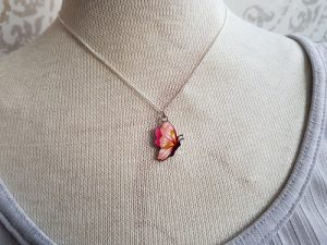 Fjäril i rosa hänge i kedja halsband