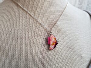 Fjäril i rosa hänge i kedja halsband