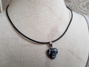 Hjärta av sten enkelt stilrent läderhalsband hänge i svartvitt