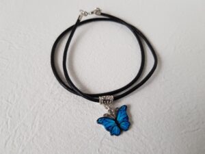 Läderhalsband med hänge blå och svart fjäril