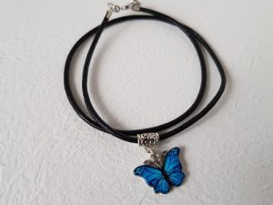 Läderhalsband med hänge blå och svart fjäril