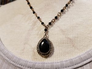 Dropphänge y-halsband glaspärlor svart brons