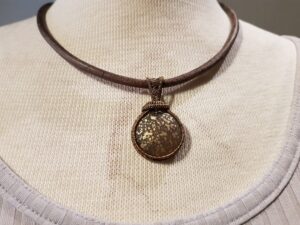 Läderhalsband vintage stil brun natur guld cobochon luffarslöjd