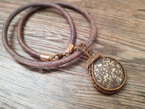 Läderhalsband vintage stil brun natur guld cobochon luffarslöjd