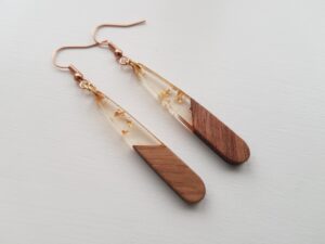 Lätta långa dinglande örhängen trä / resin i boho stil