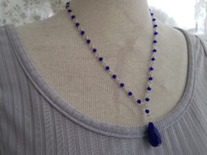 Jade halsband med blåa glaspärlor i kedjan
