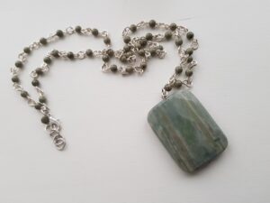 Långt stenhalsband i silver och grågröna färger