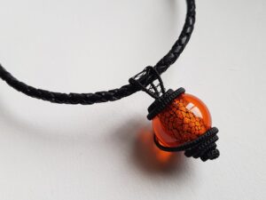 Läderhalsband svart trådslöjd hänge orange ormskinns utseende